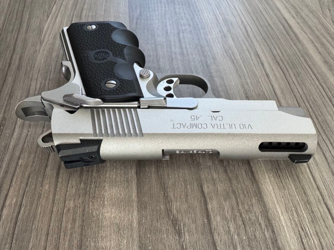 V10 Ultra Compact ガスガン .45口径 3マガジン付き