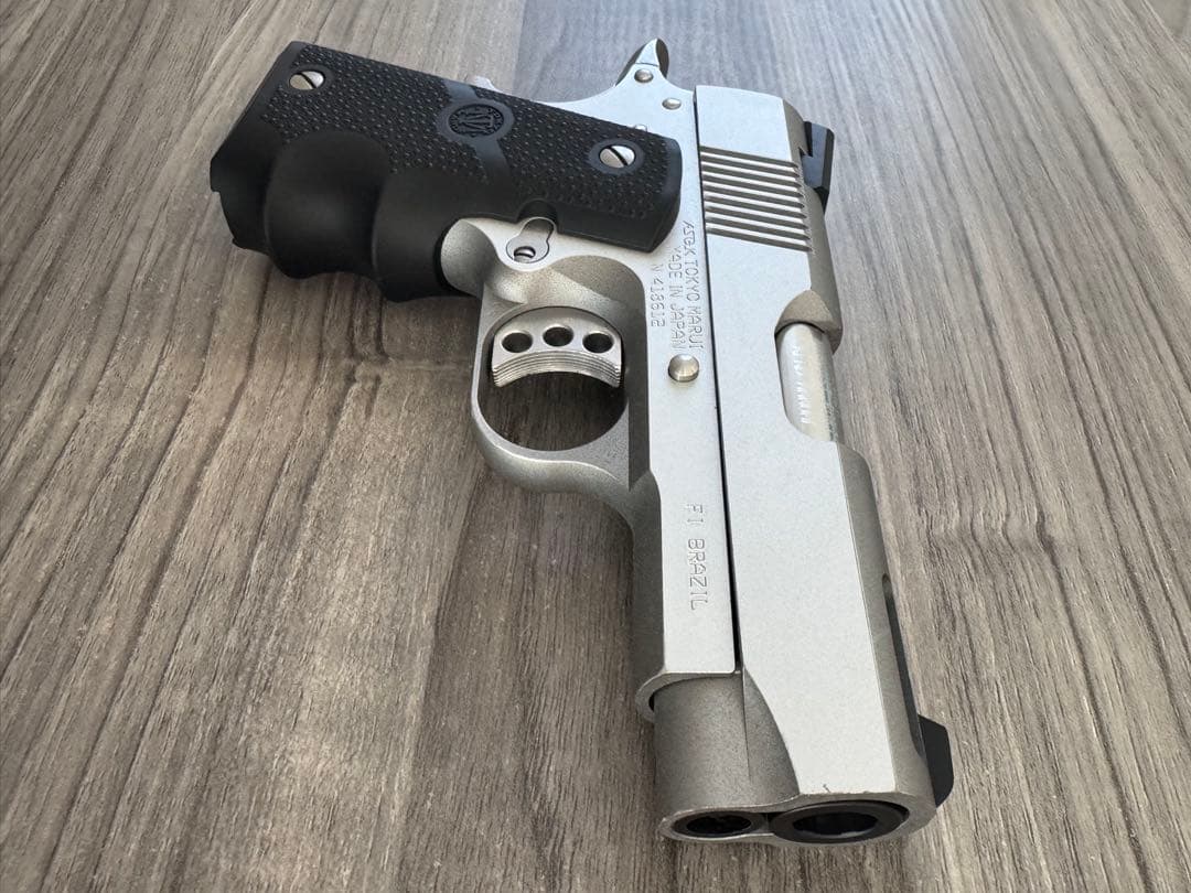 V10 Ultra Compact ガスガン .45口径 3マガジン付き