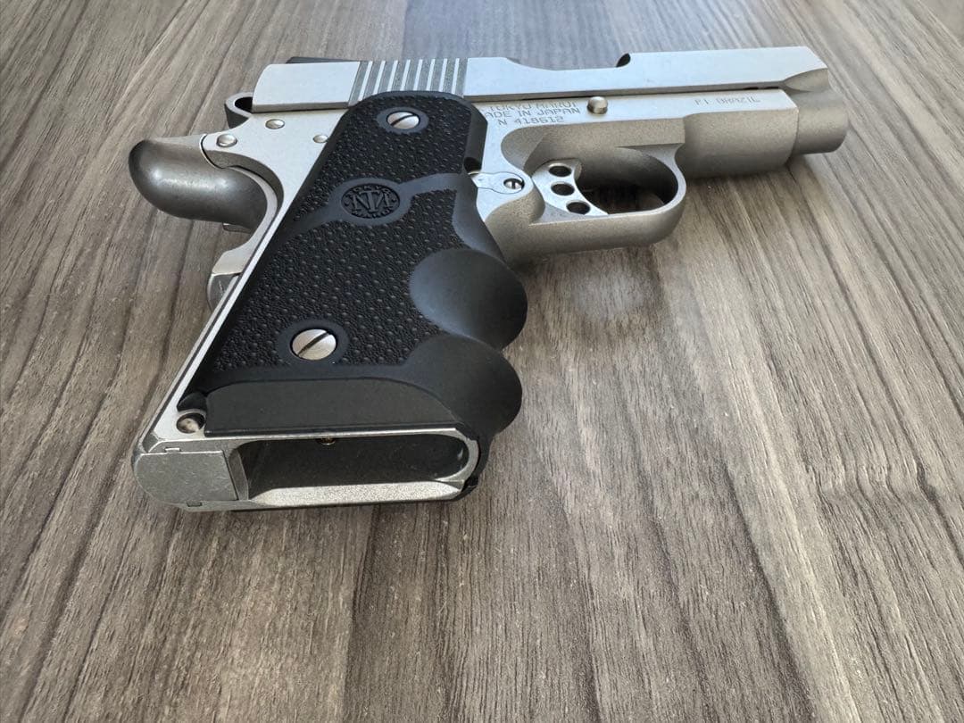 V10 Ultra Compact ガスガン .45口径 3マガジン付き
