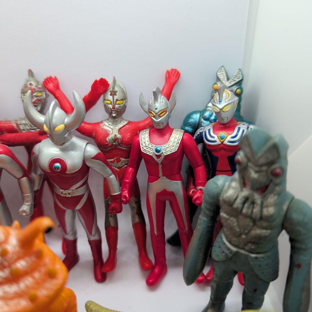 《ゆきが降った》 ウルトラマンシリーズ 怪獣フィギュア　大小19体セット