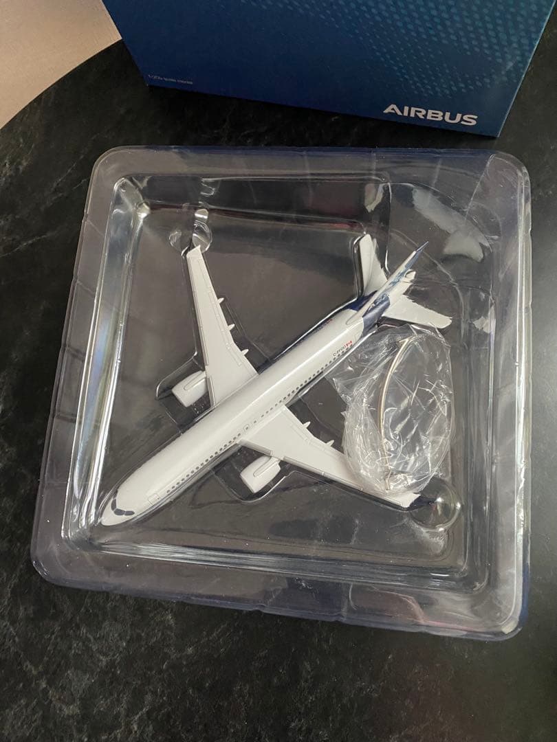 AIRBUS A220-300 1/200 スケールモデル