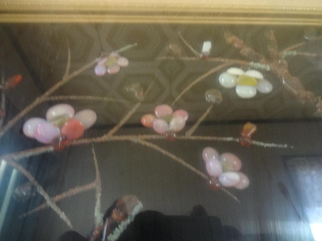 宝飾品　ふんだんに宝石（メノウ）を使って描いた花が咲いた大木