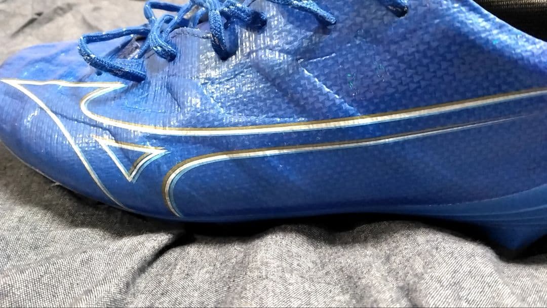 青いサッカー用スパイクシューズ