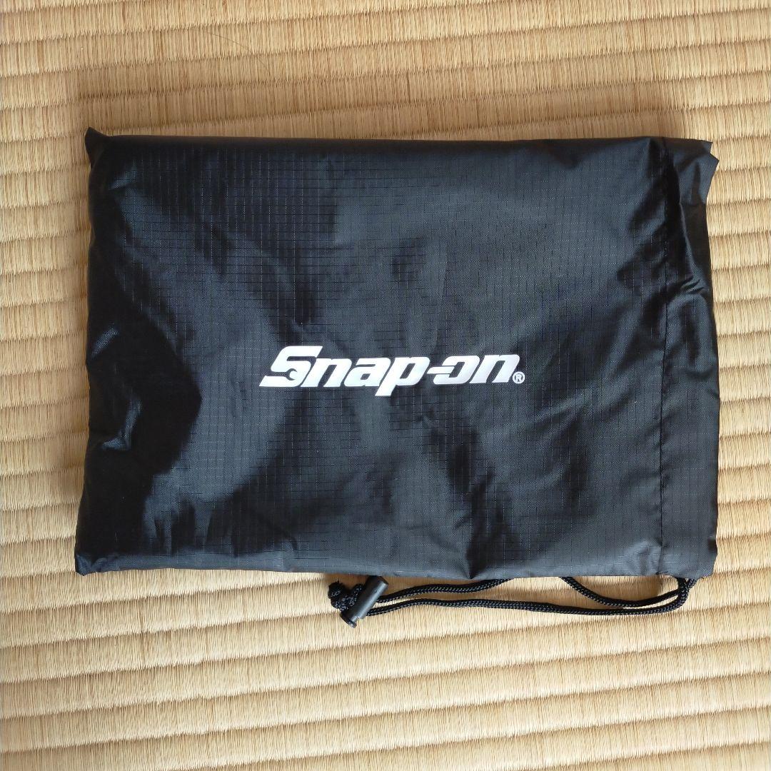 新品未使用スナップオンポンチョ　黒のフード付き