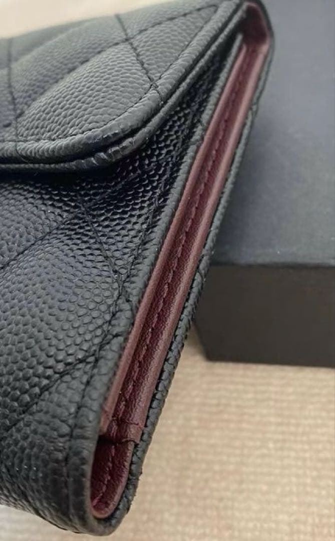 クラシック スモール フラップ ウォレットブラック ゴールドロゴ 三つ折財布