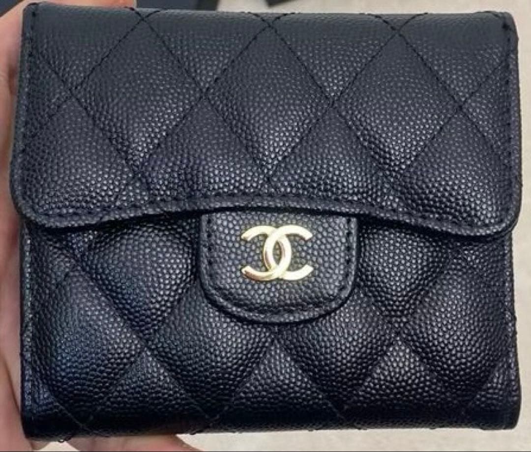 クラシック スモール フラップ ウォレットブラック ゴールドロゴ 三つ折財布