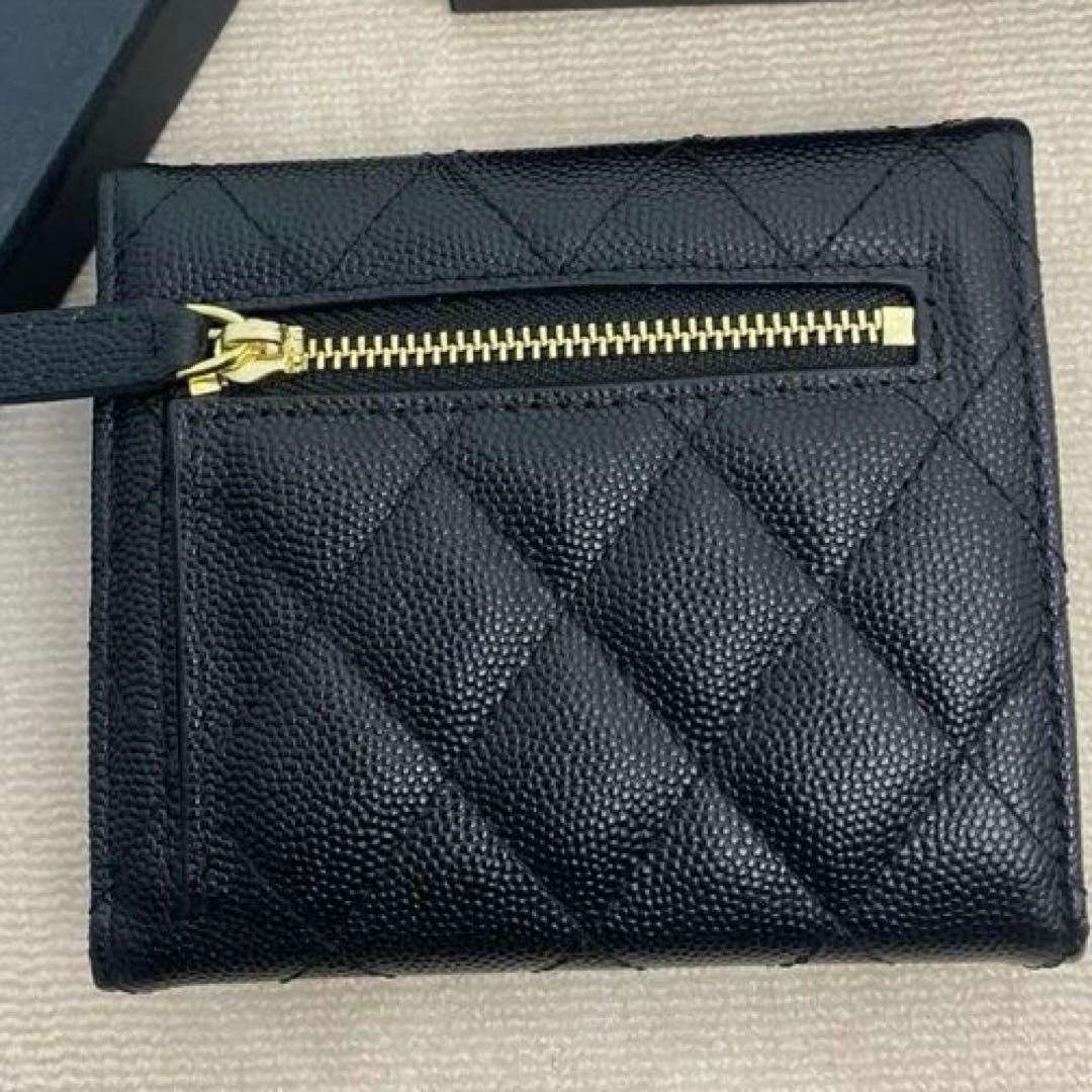 クラシック スモール フラップ ウォレットブラック ゴールドロゴ 三つ折財布
