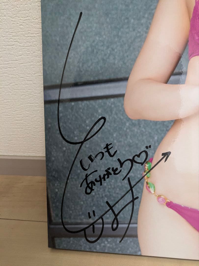 アイドル「#2i2」のメンバー、十味（とーみ）直筆サイン入り写真パネルです。