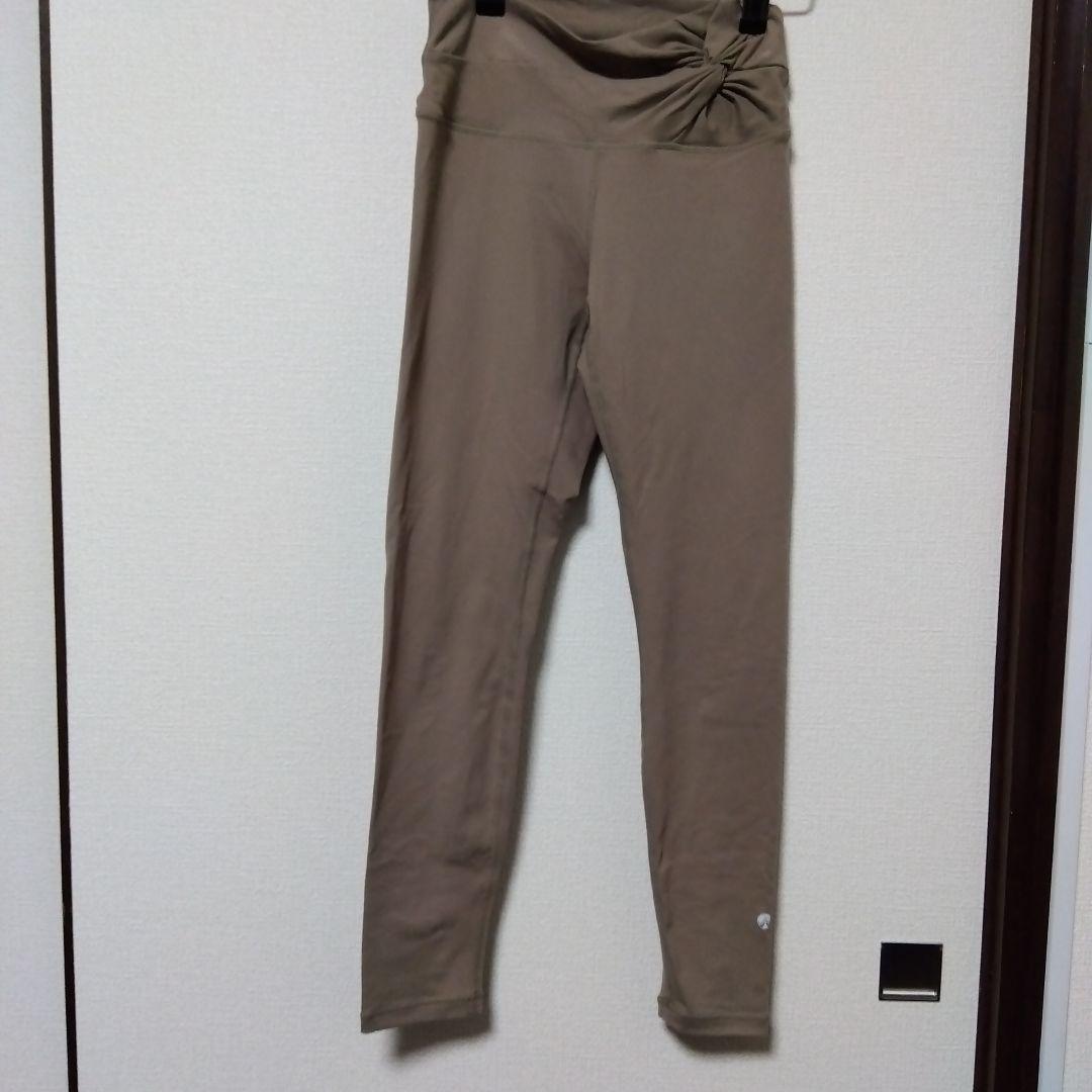 SUKLAブラトップとレギンスのセット ベージュ系