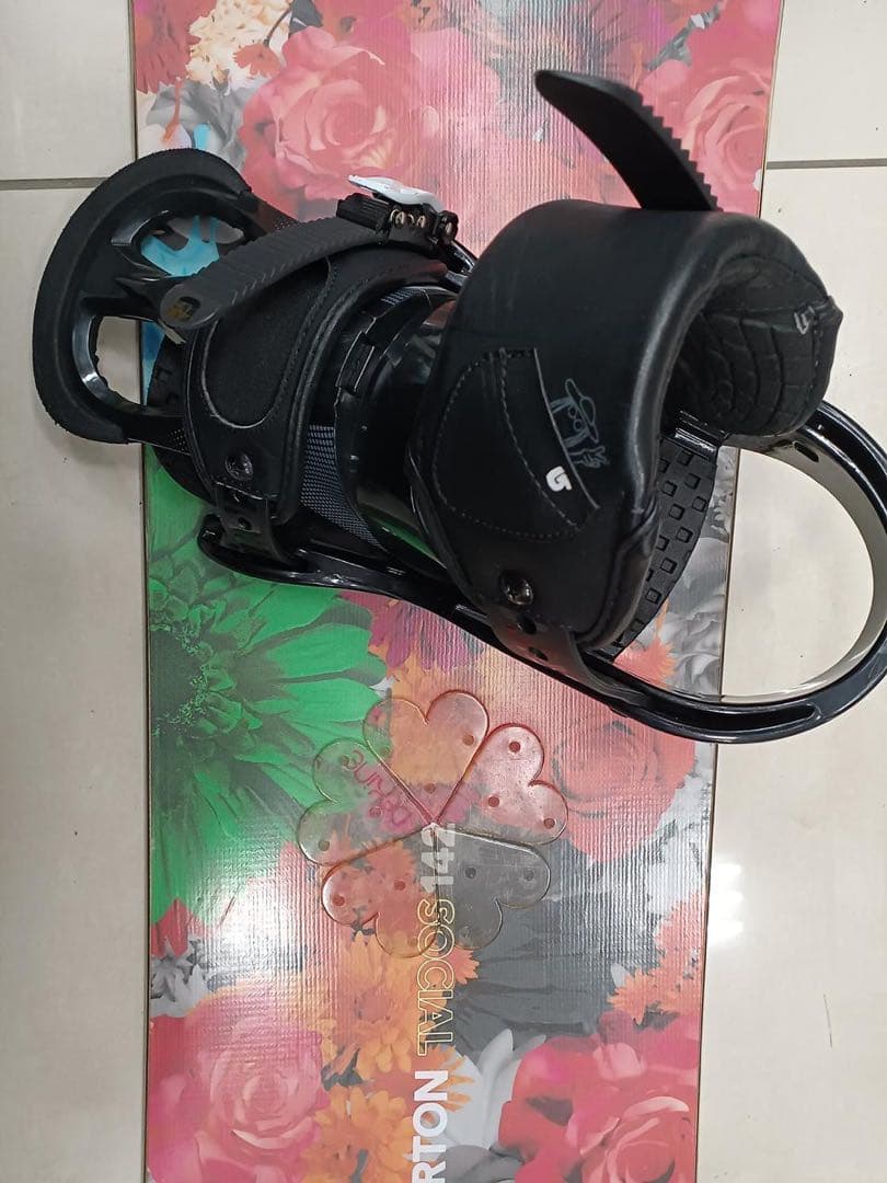 レディース BURTON SOCIAL 142cm 花柄 スノボバイン バートン