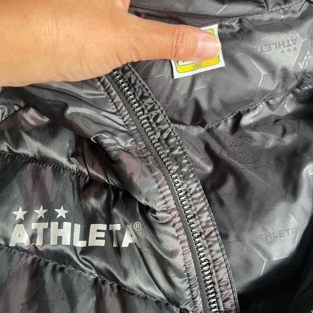 値下げ！ATHLETA フード付き ブラックカモ柄　ベンチコート140