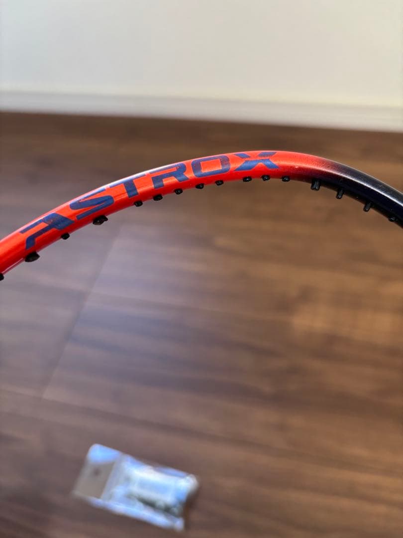 ヨネックス アストロクス77PRO 4UG5（グロメットおまけ付き）