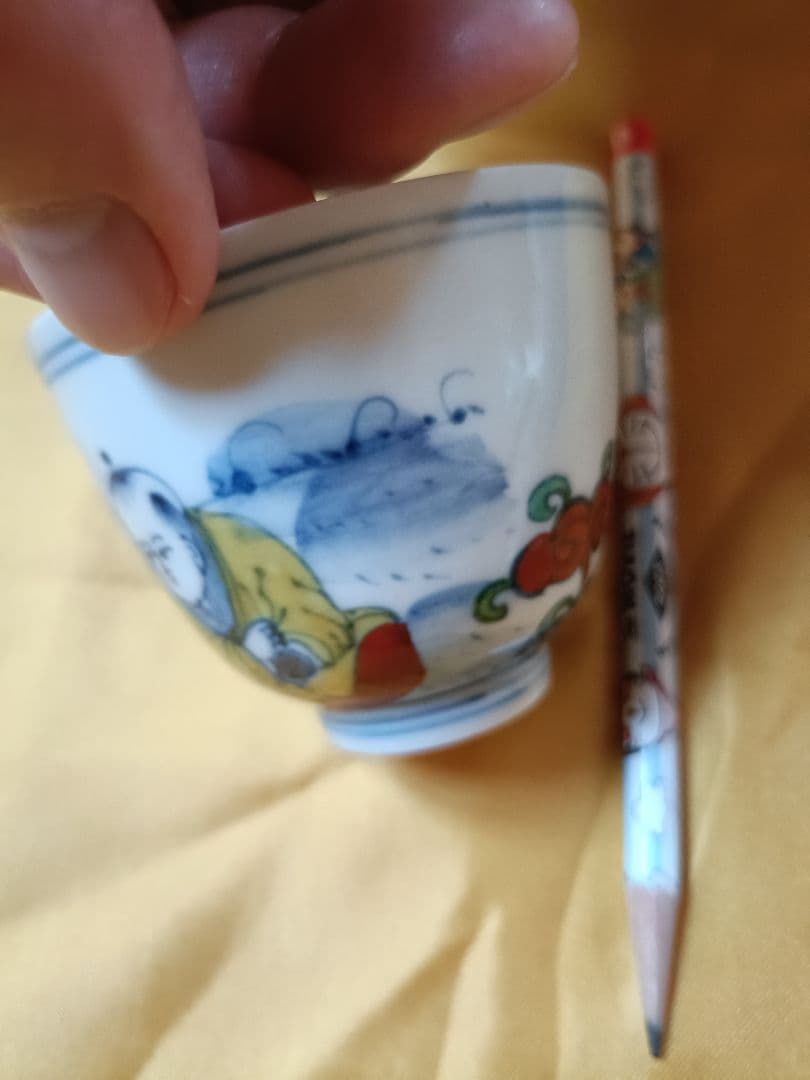 大明成化年製銘あり　伝統的な色絵陶磁器