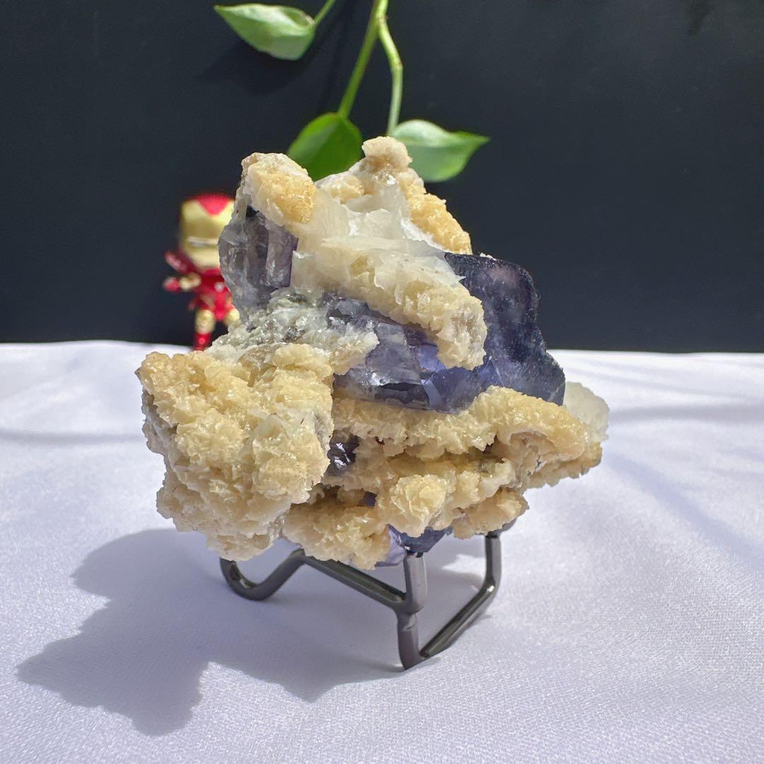 天然石カルサイト共生ブルーフローライトの原石　置物　鉱物E.19