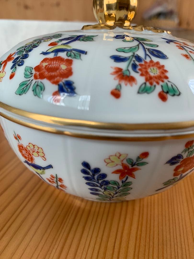 新品未使用　有田焼 マイセン写し色絵草花文 蓋付き菓器