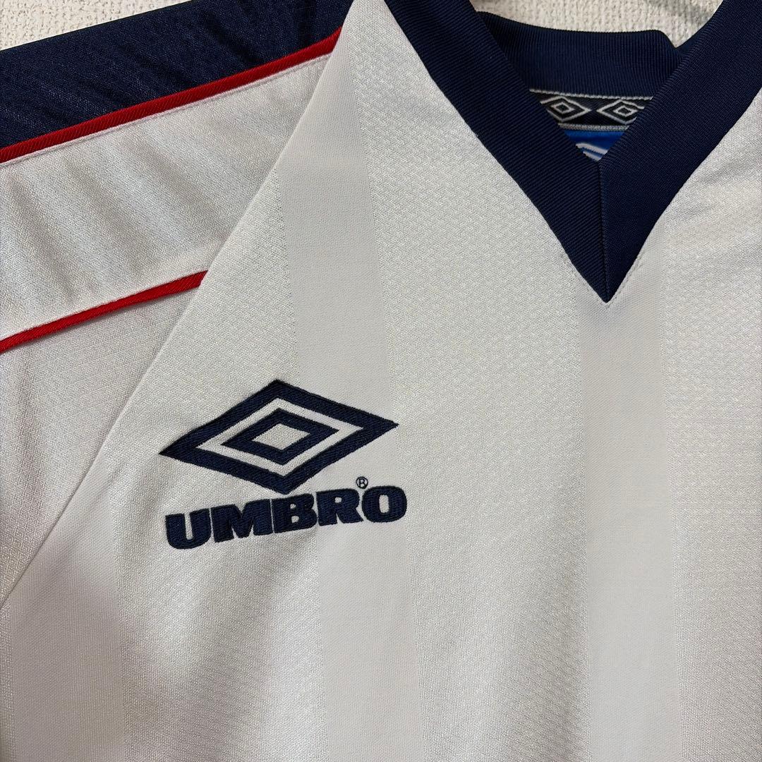 UMBRO ホワイト Vネックシャツ