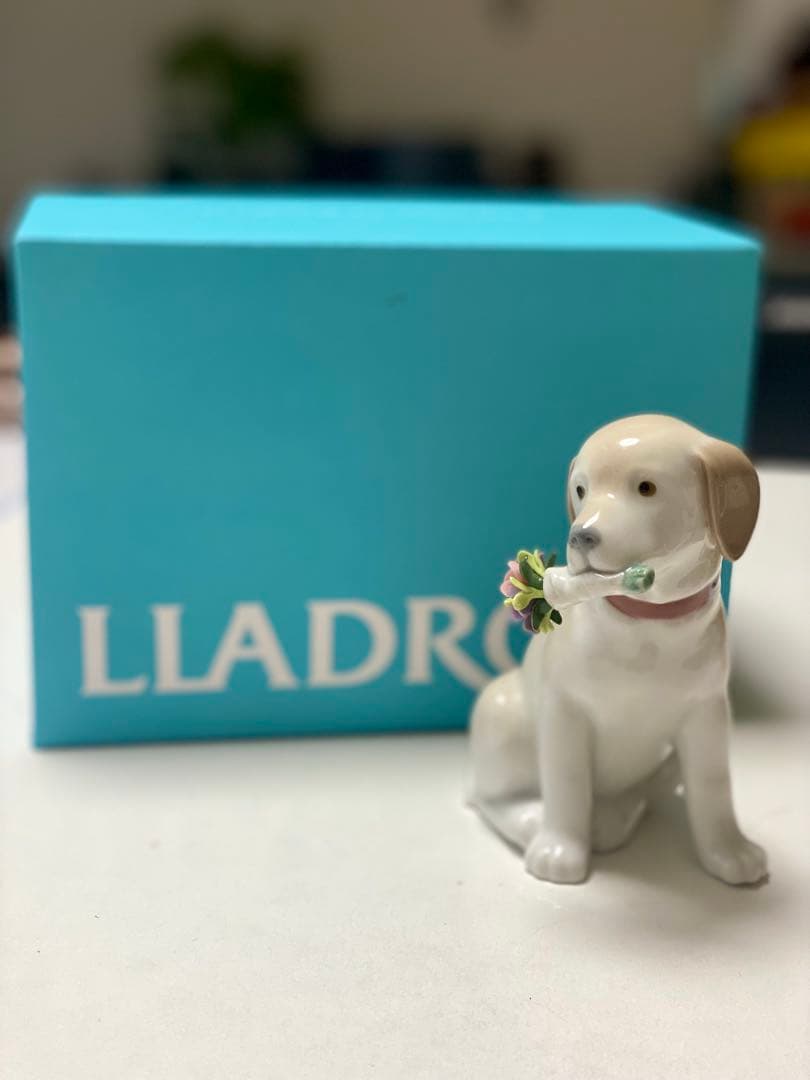 【新品】リヤドロ　「花束をあなたに」　フィギィリン　犬　ラブラドール