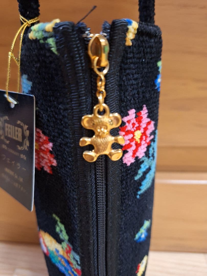 フェイラー 黒ペットボトルカバー 花柄くまチャームつき