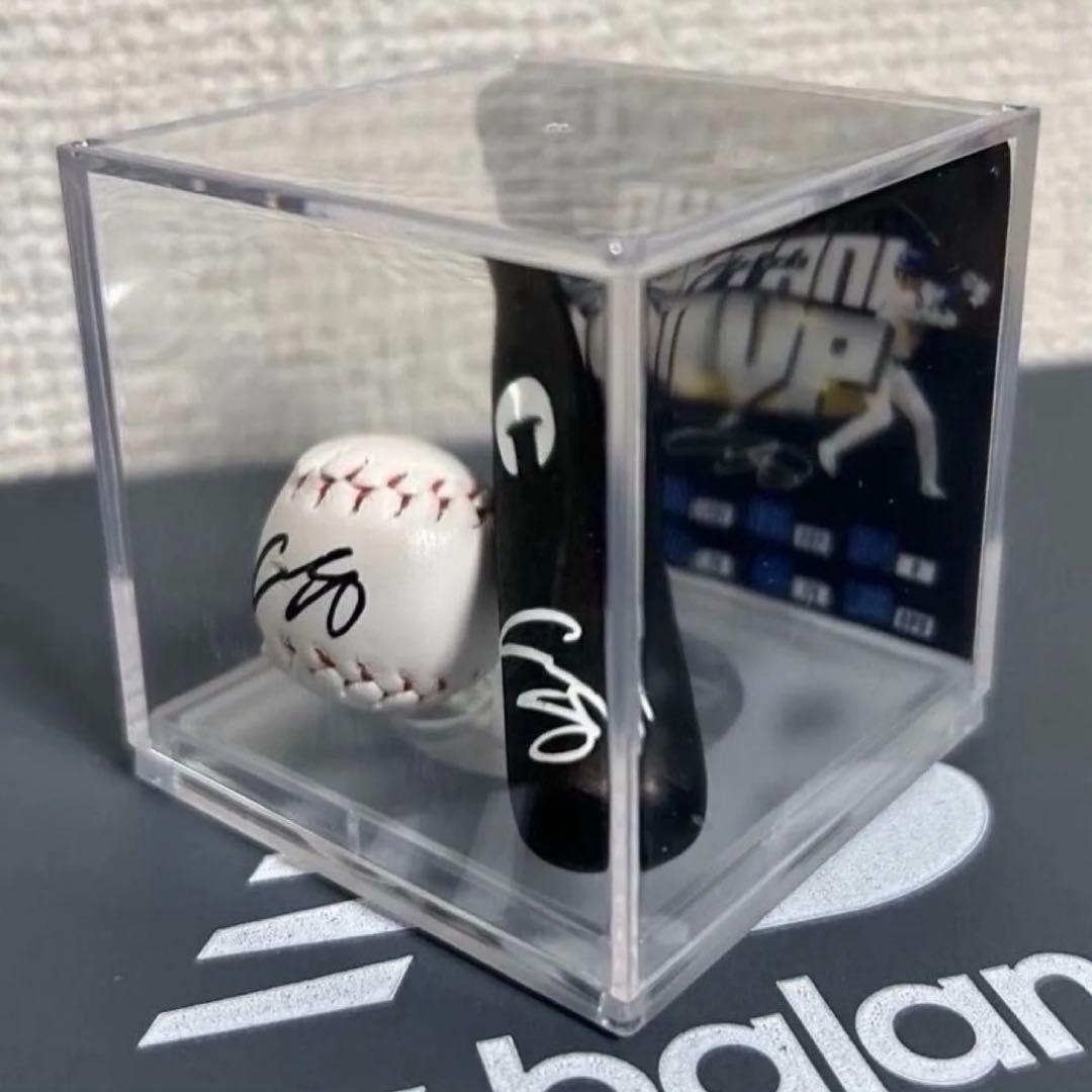 大谷翔平選手　MVPサインプリントフィギュアボール、TOPPSカード 2点セット