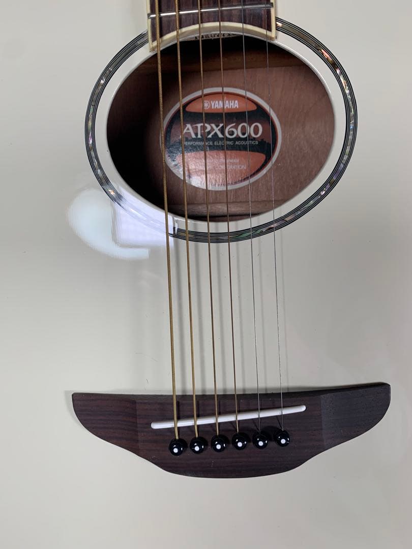 YAMAHA APX600エレアコギターアイボリー系カラーケース付き