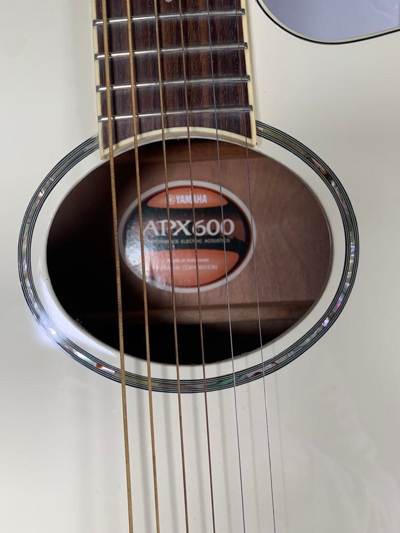 YAMAHA APX600エレアコギターアイボリー系カラーケース付き