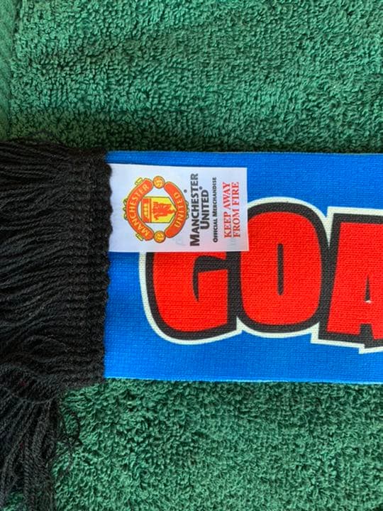Man U カーキット(マフラー)+ピンバッジ2点