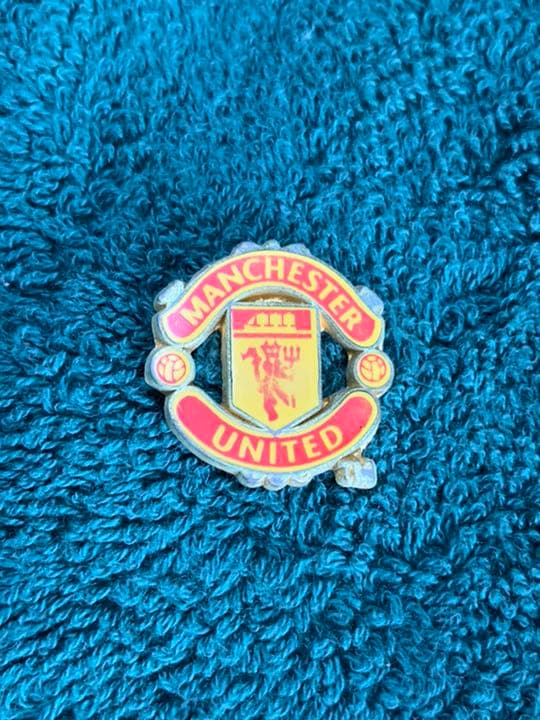 Man U カーキット(マフラー)+ピンバッジ2点