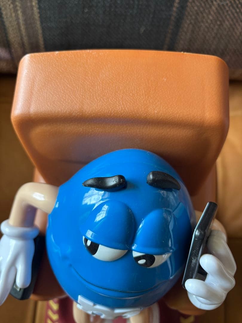 M&M's ディスペンサー　青椅子