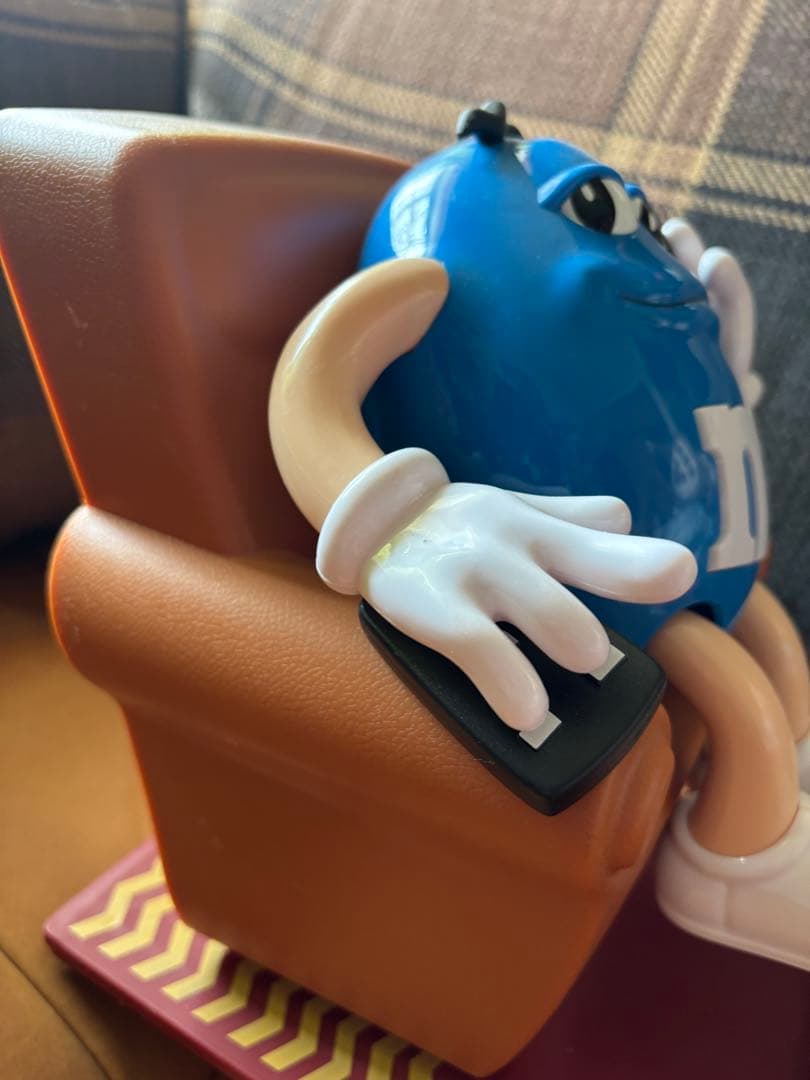M&M's ディスペンサー　青椅子