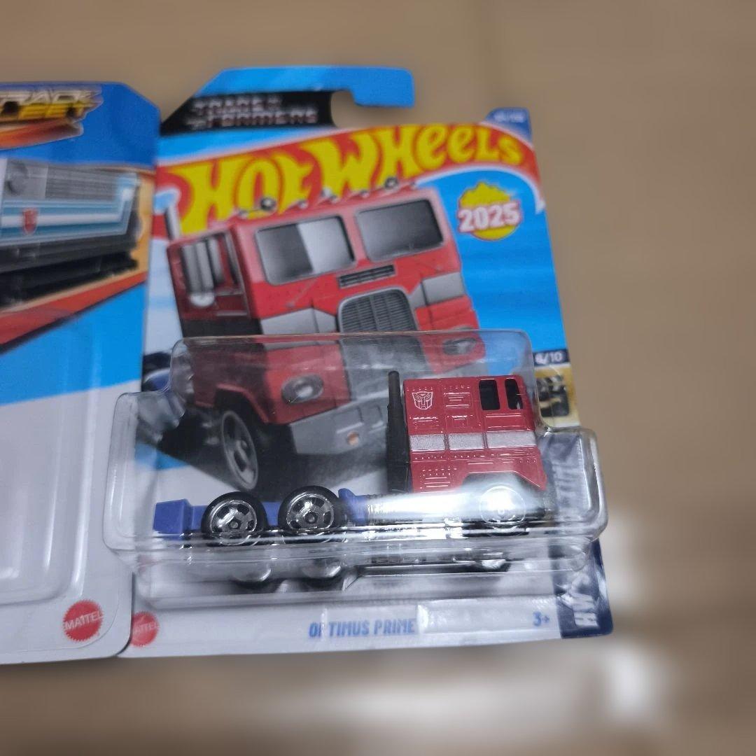 ホットウィール　トランスフォーマー　オプティマスプライム　ミニカー2体セット