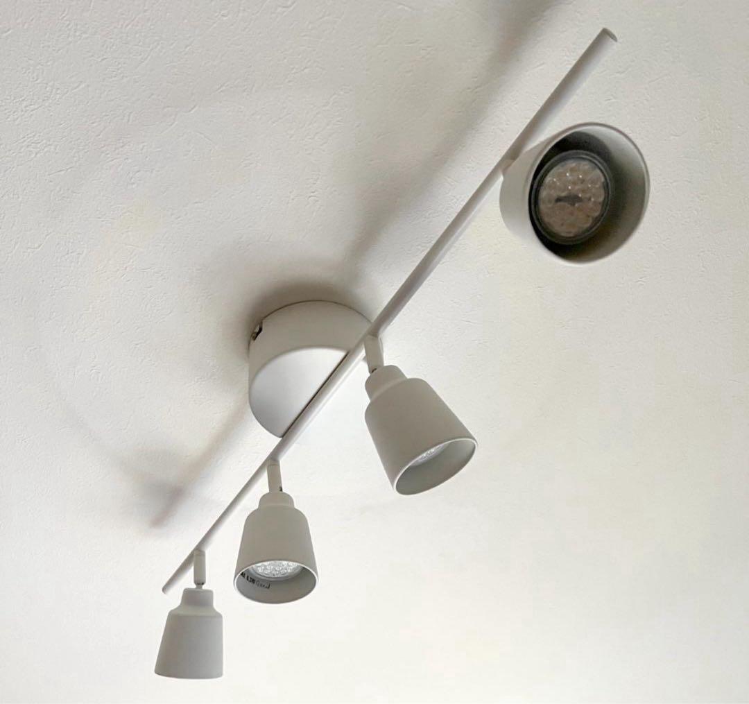 IKEA ホワイトのシーリングライト、4灯式でLED電球付き