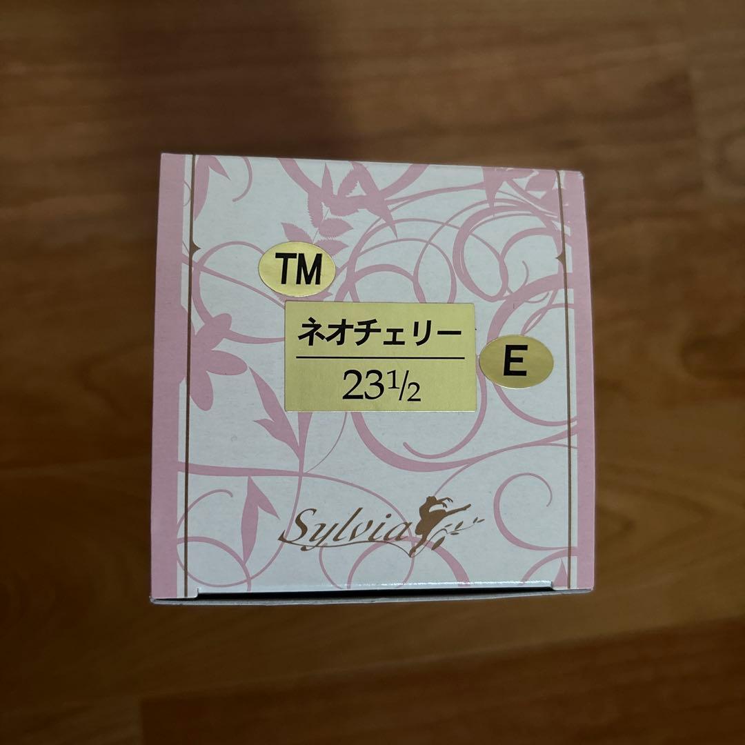受注生産【新品シルビア】ネオチェリー 23½ E 広幅★トウマジック加工