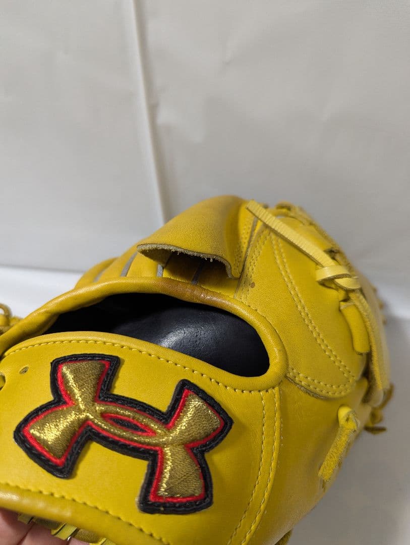 Under Armour 野球グローブ投手用 イエロー 収納袋付き