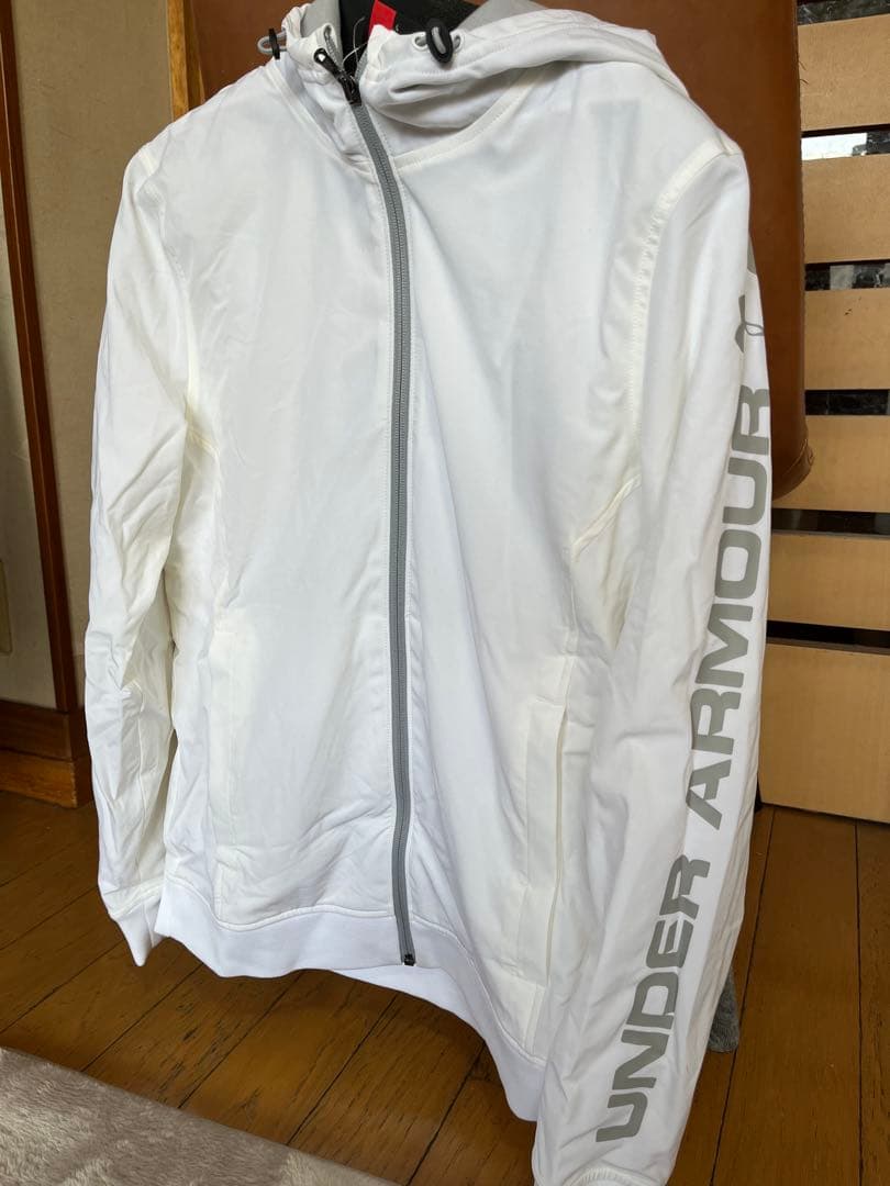 UNDER ARMOUR フード付きホワイトジャケット