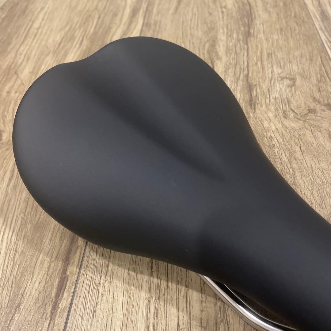 Fabric SCOOP RACE SHALLOW サドル チタン142mm