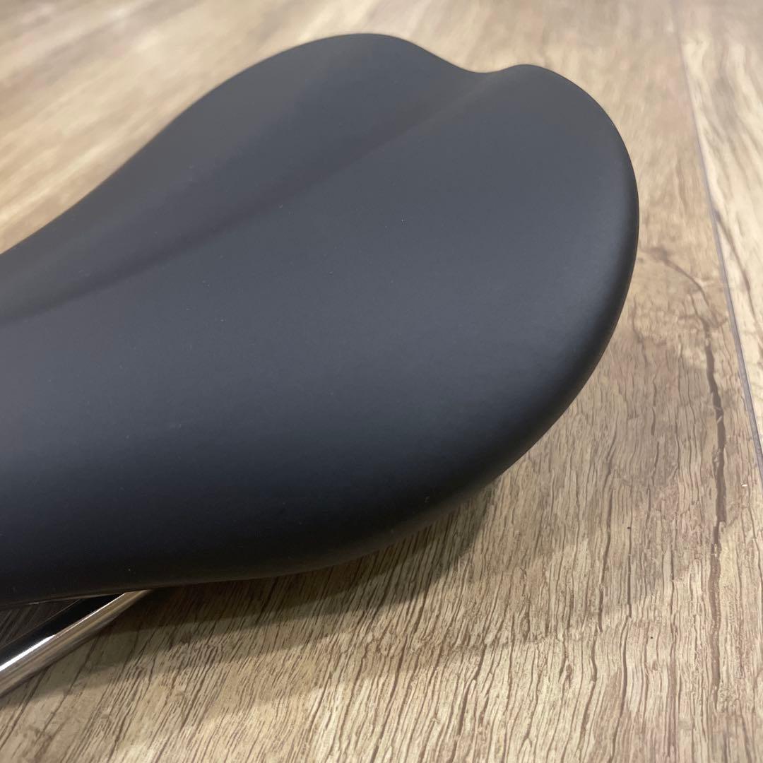 Fabric SCOOP RACE SHALLOW サドル チタン142mm
