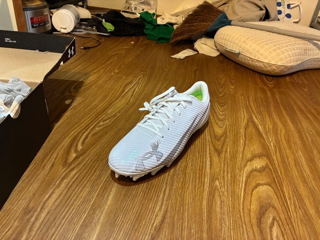 Under Armour ホワイト スパイク
