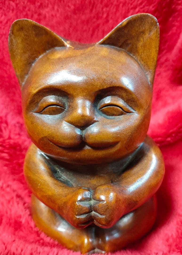 猫、木彫りの置物 (=^・^=)癒やしの微笑み！