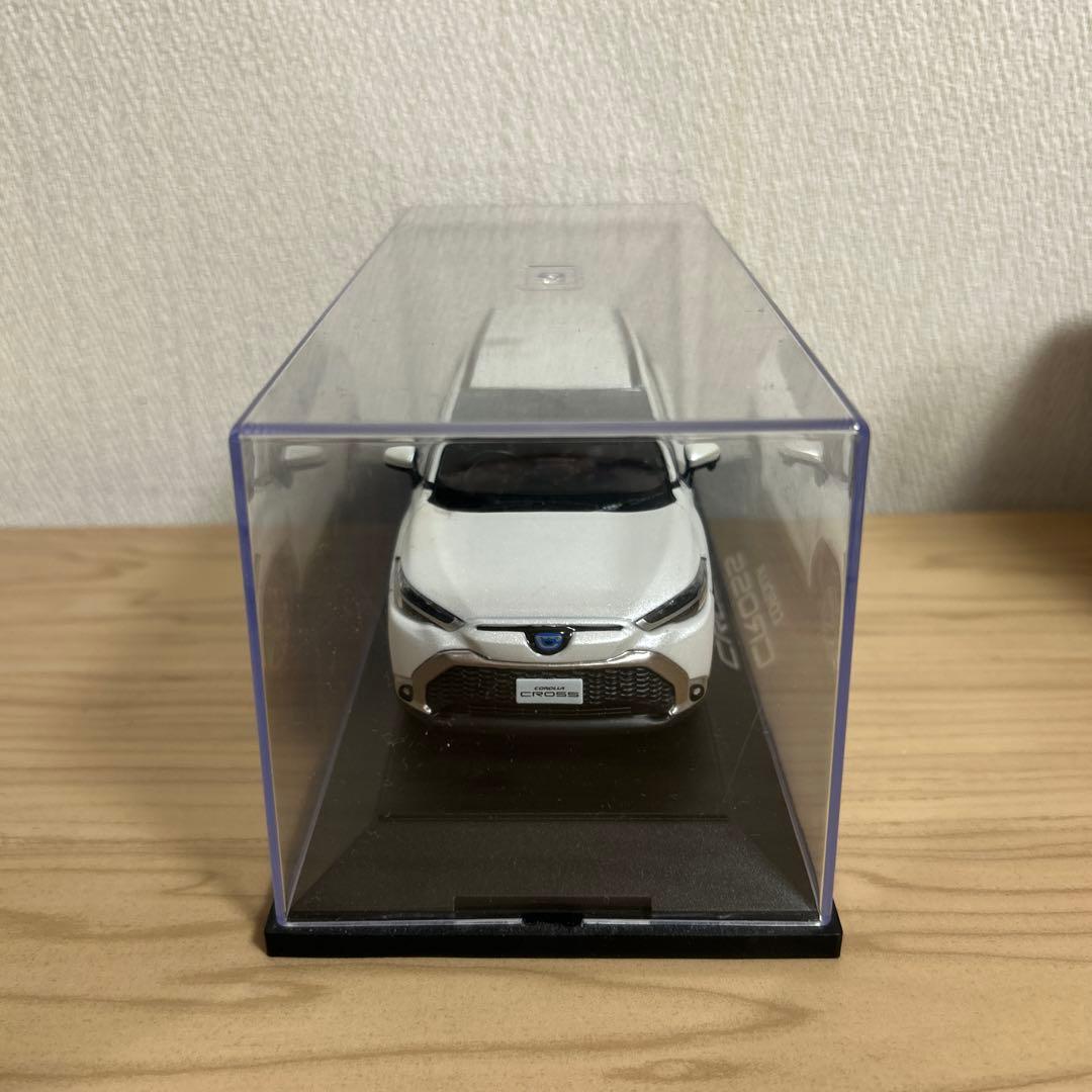 トヨタ カローラクロス カラーサンプル ホワイト