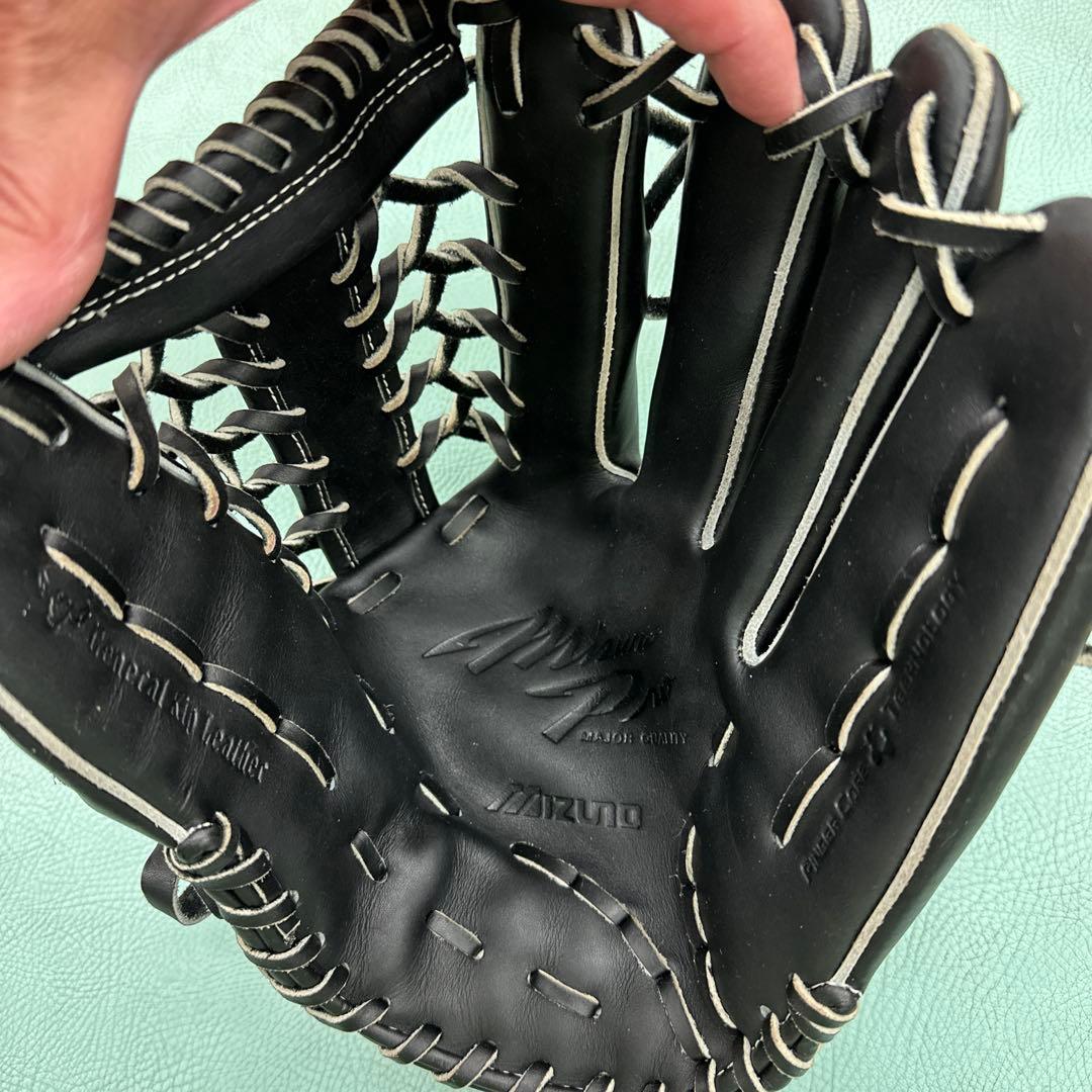 黒い硬式野球グローブ 右投げ用