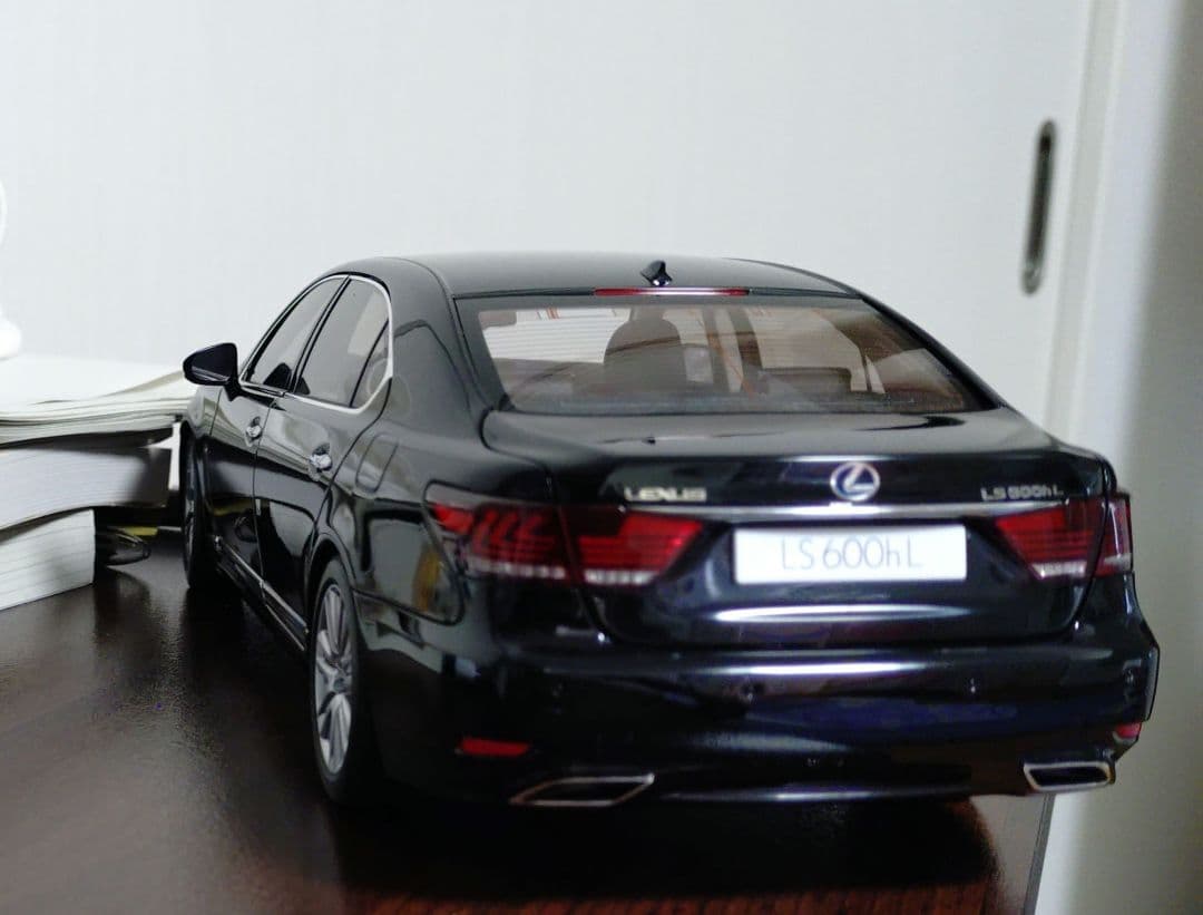 オートアート 1/18 レクサス LS600hL ミニカー　黒