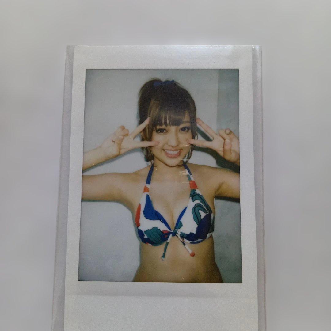菊池亜美 チェキ ビキニ姿のポラロイド写真