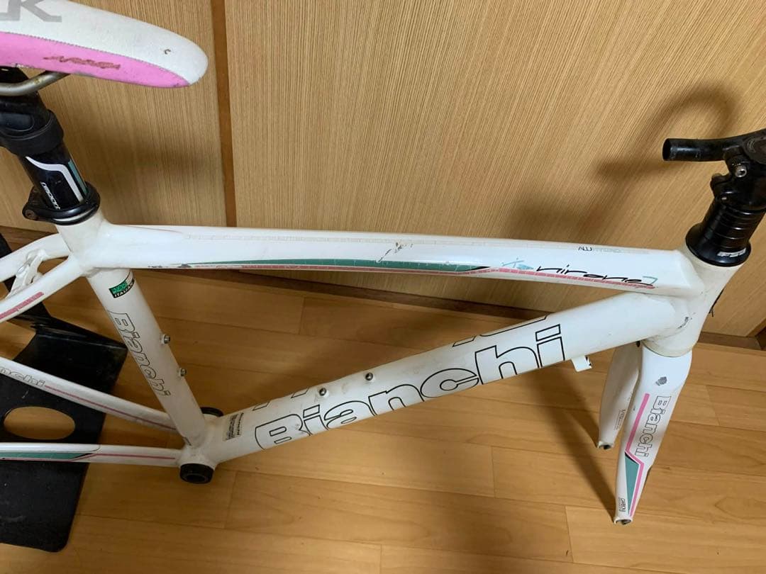 Bianchi ロードバイクフレーム Fizikサドル付き