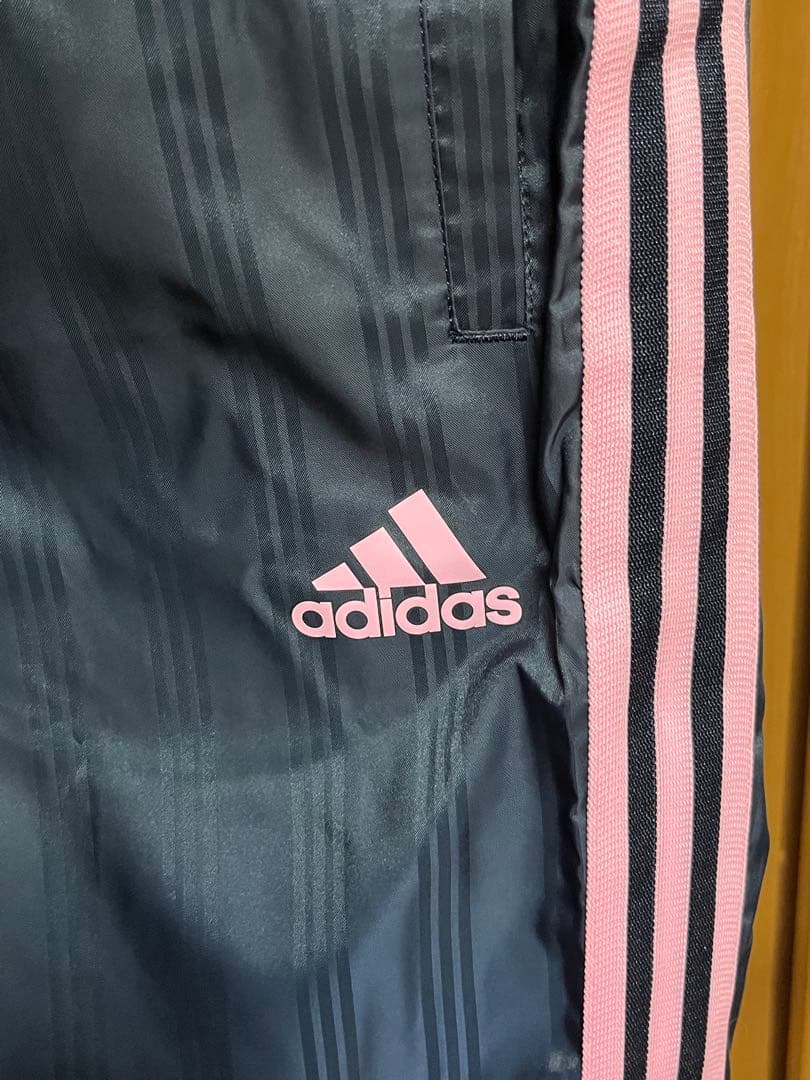 adidas 中綿入りウィンドブレーカーパンツ