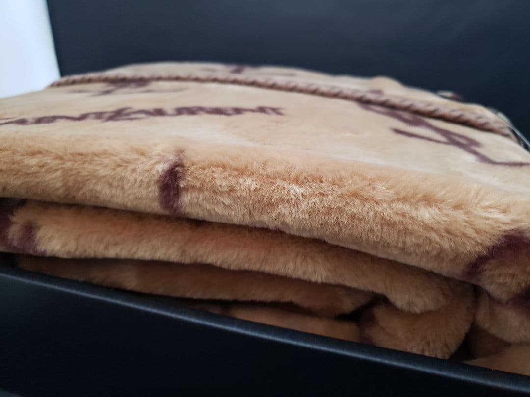 Yves Saint Laurent　マイヤー敷毛布　100×205㎝