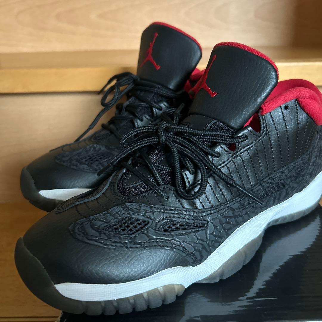 Nike air Jordan11 low ブラック/レッド
