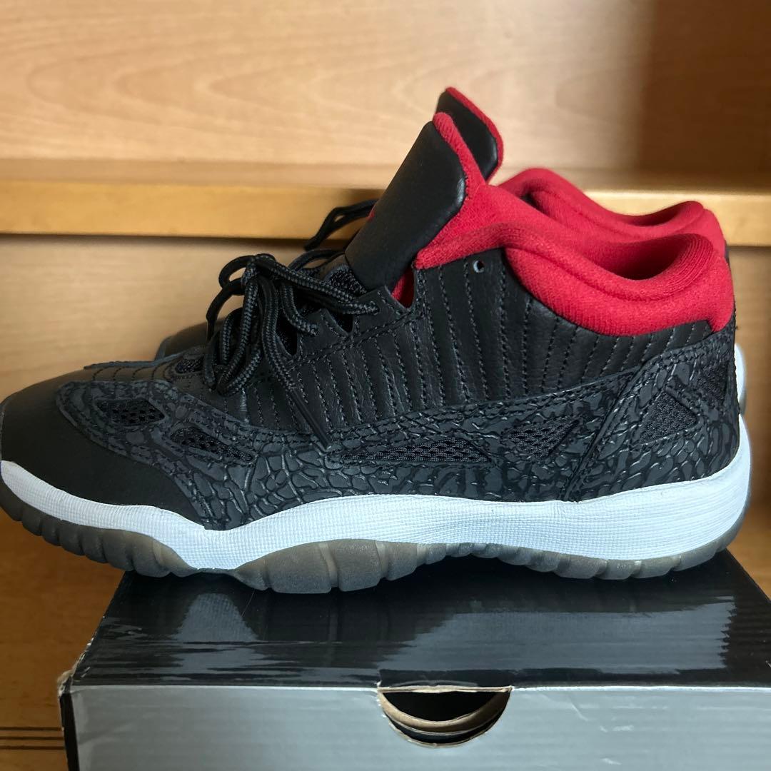 Nike air Jordan11 low ブラック/レッド