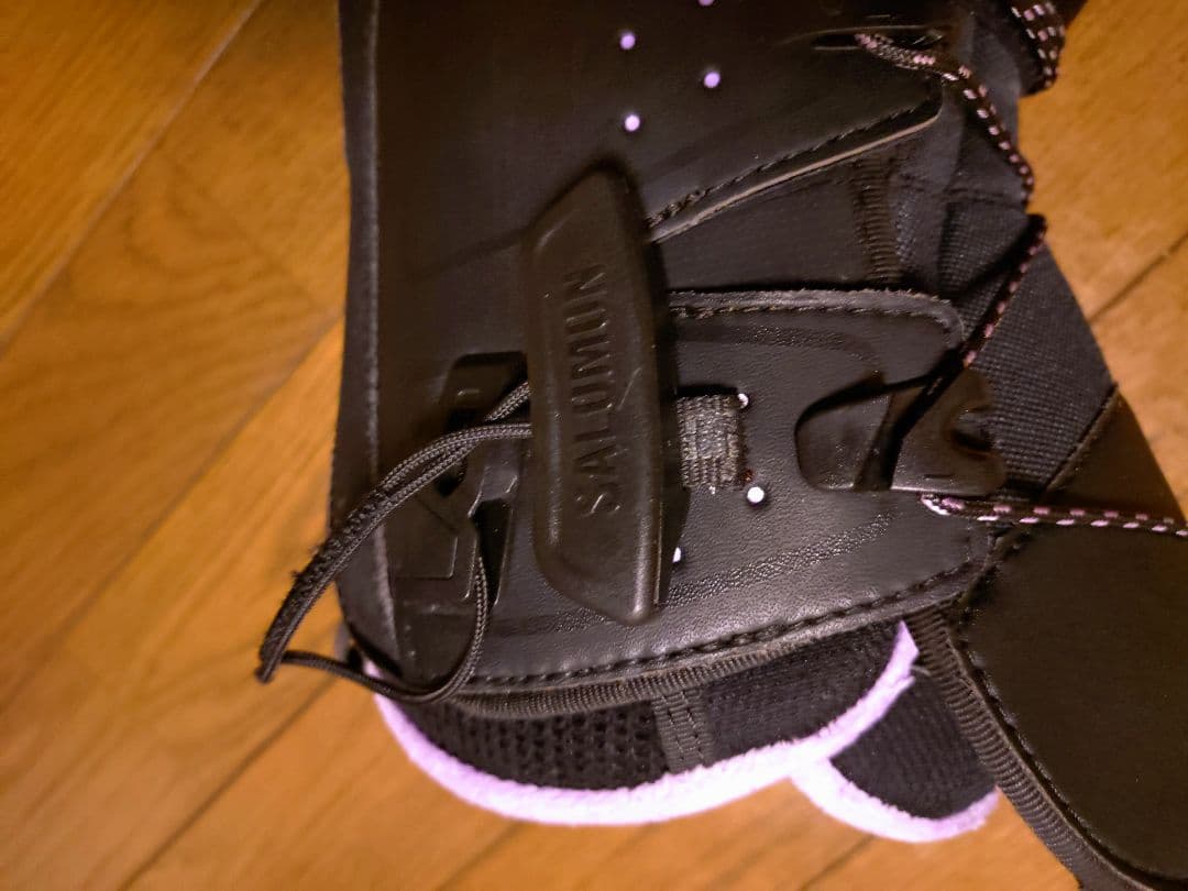 SALOMON 女性用ハイエンドスノーボードブーツ ブラック/ピンク