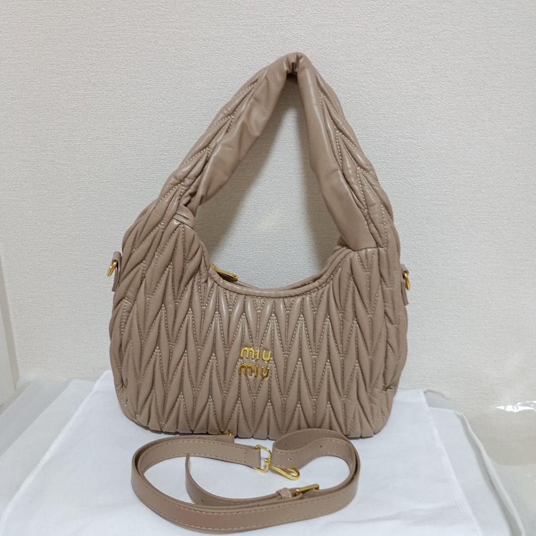 miu miu ベージュ キルティングショルダーバッグ