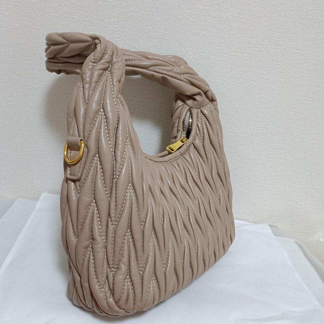 miu miu ベージュ キルティングショルダーバッグ
